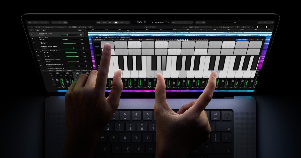 Zwei Hände spielen auf dem Touch-Display eines MacBook Pro mit PROLED XDR Display eine Bildschirmtastatur in Logic Pro